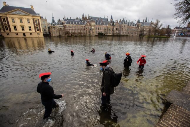 2 tim enters the water of the hofvijver